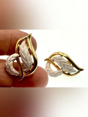 Vintage Trifari White Leaf Clip On Earrings Gold Tone Mid Century Signed